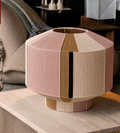 Lampe à poser design en coton tissé à la main, forme facettée, tons rose poudré, écru et camel – Nysa par Ana Liv.