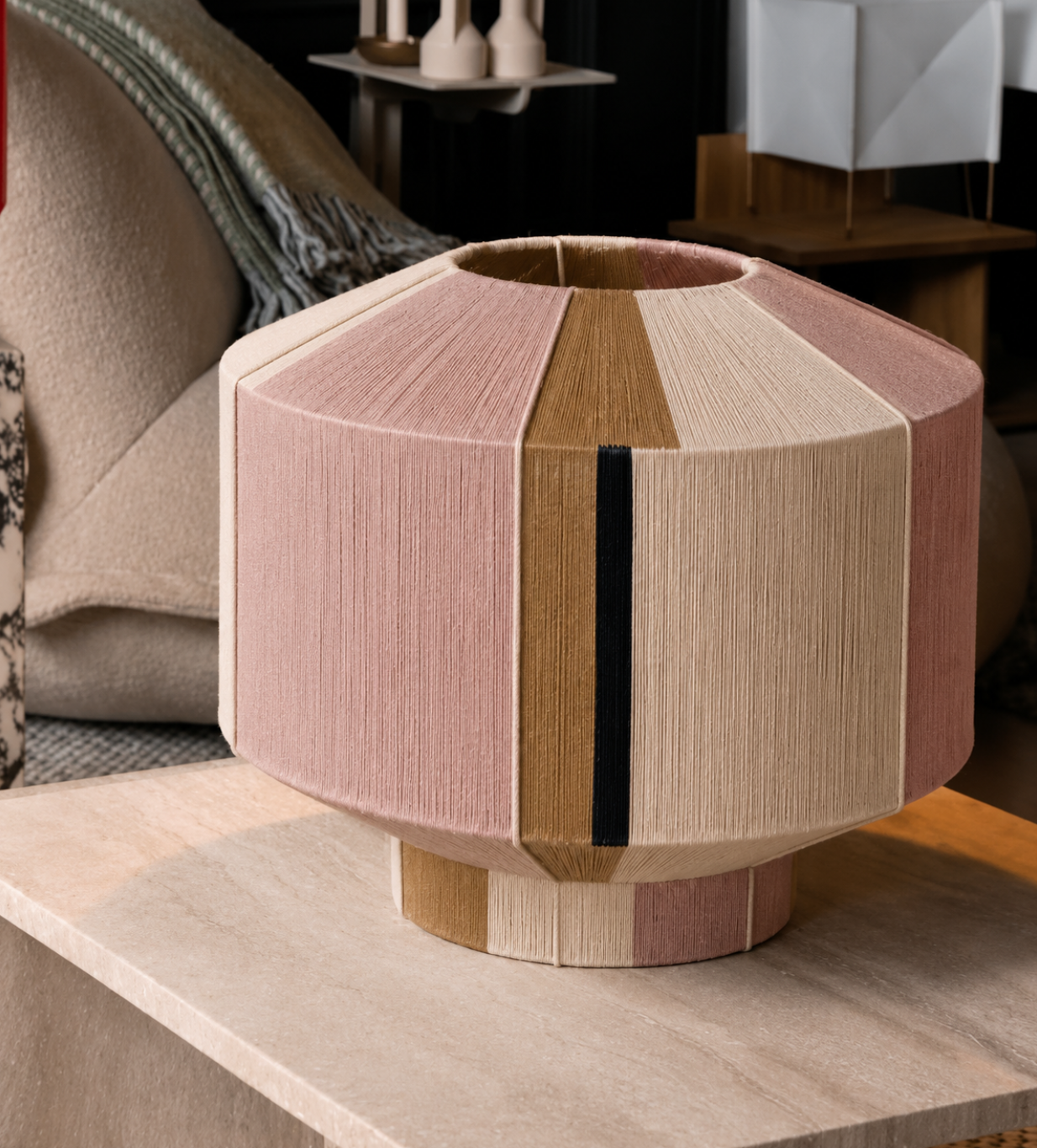 Lampe à poser design en coton tissé à la main, forme facettée, tons rose poudré, écru et camel – Nysa par Ana Liv.