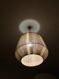 Suspension en laine locale tissée à la main, forme conique, lumière chaude, couleurs gris, blanc, crème, création artisanale Ana Liv. 